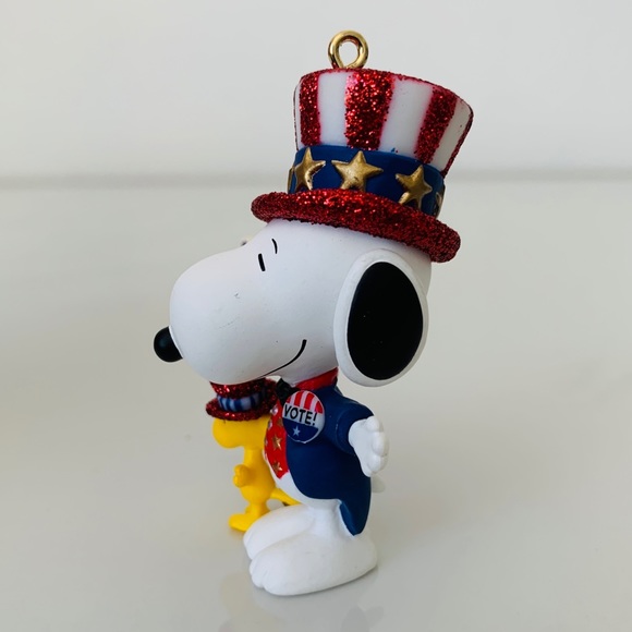 2004 Hallmark Peanuts Snoopy Ornament - Picture 2 of 9